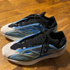 yeezy 700 v3 size 9 Barely worn will fit a size 8-8.5